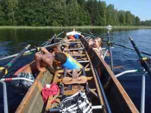 Ruderer außerhalb des Bootes- Badepause finnland 2014 Ruderer außerhalb des Bootes- Badepause finnland 2014