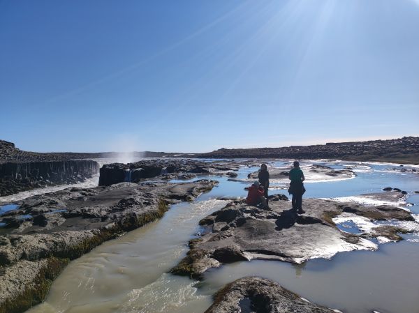 Ruderer direkt oberhalb des Wasserfalls Island 2022