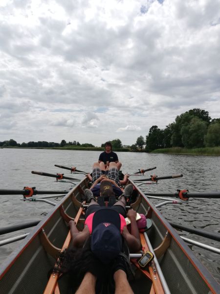 Ruderer im Boot Pause Marathon 2022