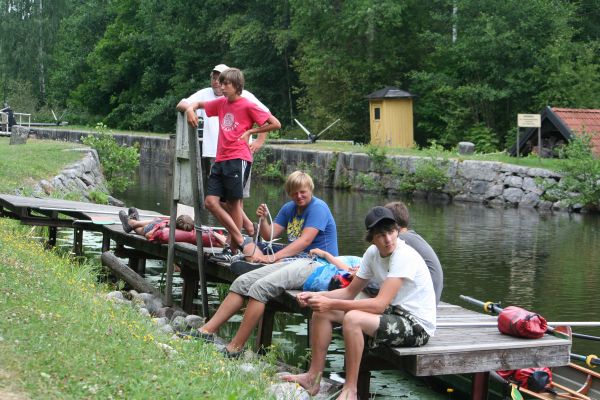 Ruderer warten mal wieder vor einer Schleuse S10