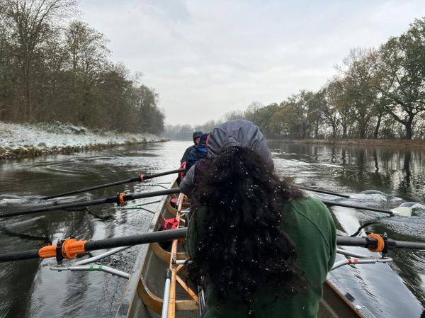 Sacrow Paretzer Kanal Ruderer bei Schneefall Ketzin Herbst 2022