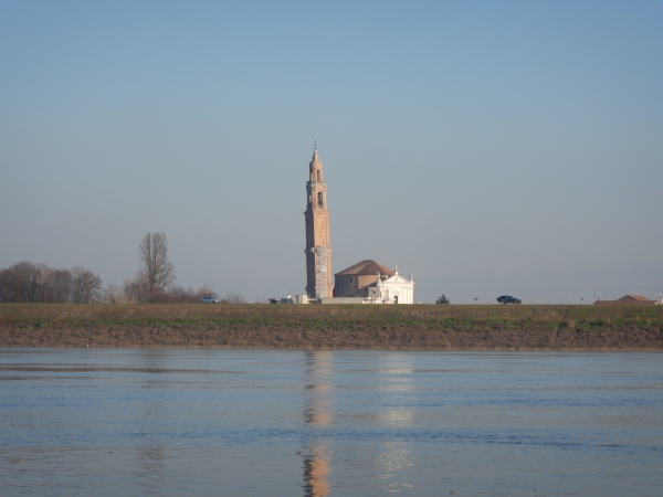 Schiefer Turm am Po 2019