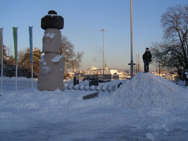 Schneeberge vor dem Kon Tiki Museum Oslo 2009