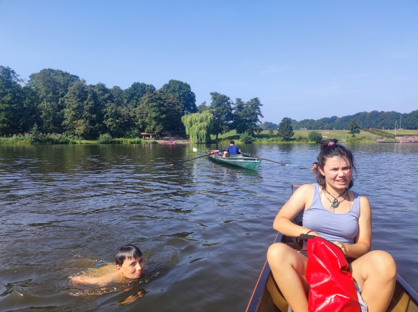 Stadtparkteich Ruderer im Wasser Herbst 2023