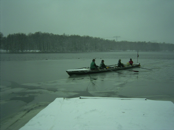 Tegelort im Eis Ruderboot