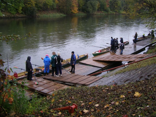 Ulm Start der Ruderboote im Regen D09