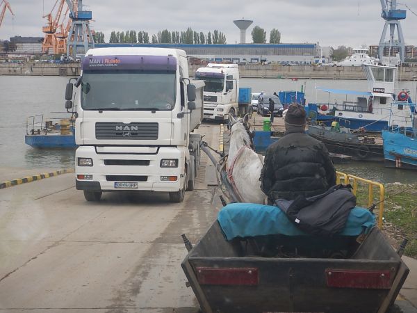 Warten auf die Faehre Donau 2019