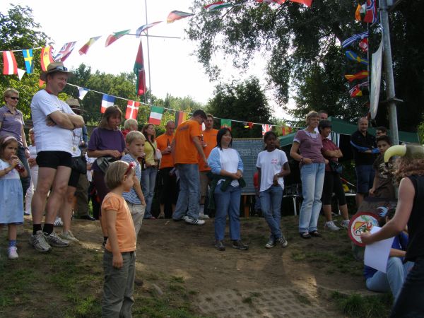 Zuschauer bei der Siegerehrung Drachenbootrudercup Kleinmachnow 2010