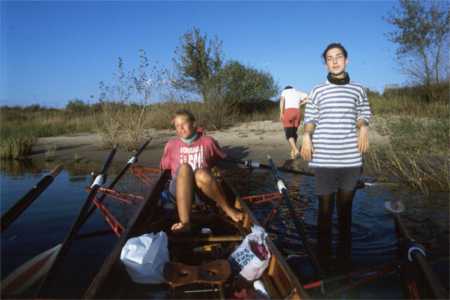 Ablegen mit Ruderboot vom Elbestrand