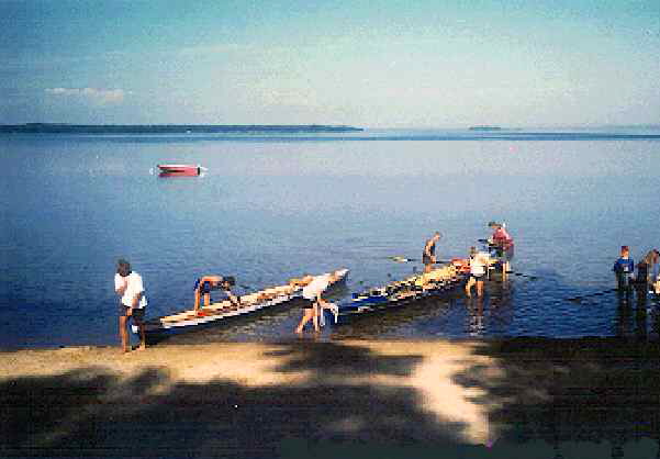 Ruderboote am Strand des Vttern