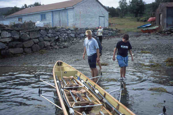 Ruder-Vierer am Ufer des Fjord