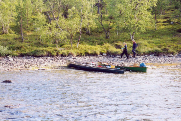 Ruderboote am Ufer