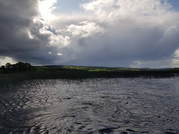 gruene Huegel und Regenwolken Irland 2019