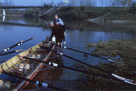 packer trgt franzi ins Ruderboot