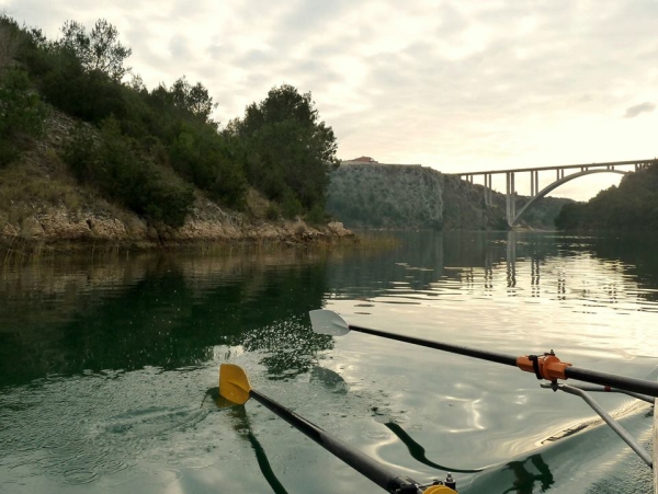 ruderboot auf dem weg zu den wasserfaellen krka 2014