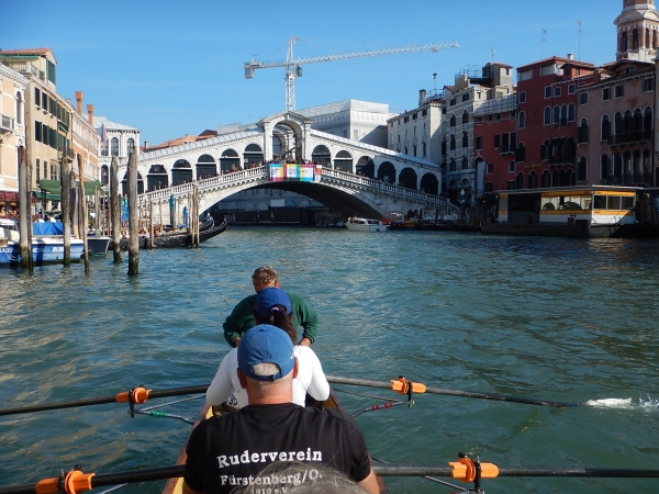 ruderboot vor der rialto bruecke venedig 2014