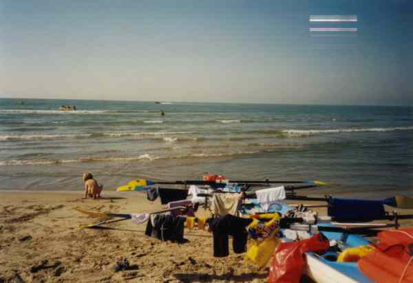 Strand mit Ruderbooten