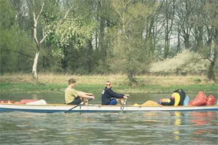 Ruderzweier mit schlafenden Steuermann