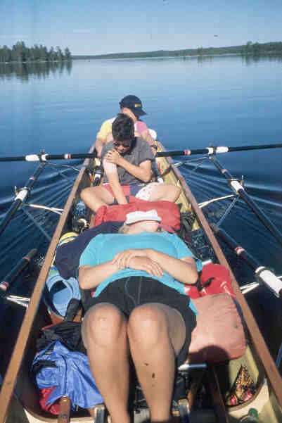 Mannschaft im Ruderboot gamelt