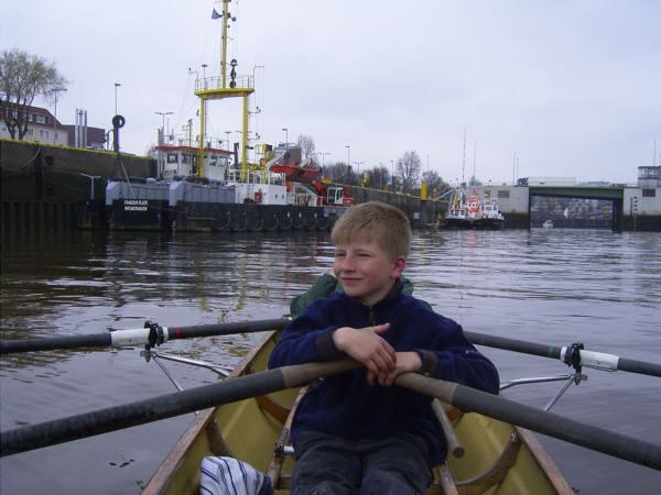 Levon im Hafen Ruderboot