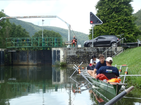 warten vor einer Maas Schleuse 2017