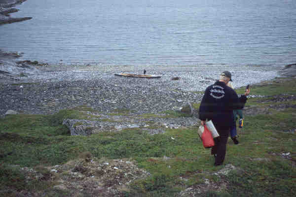 Weg zum Ruderboot am Fjord