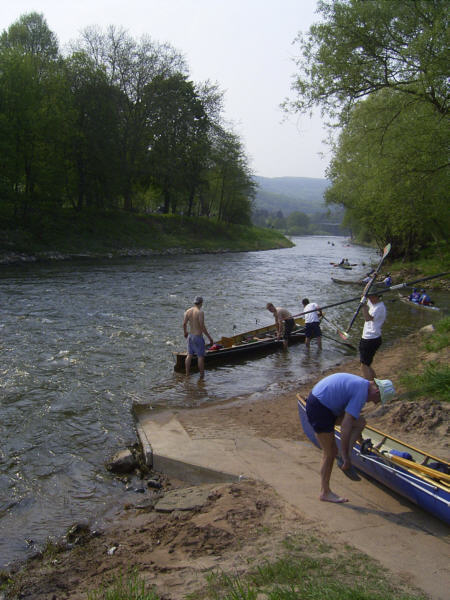 muenden im wasser Ruderboot Wehr